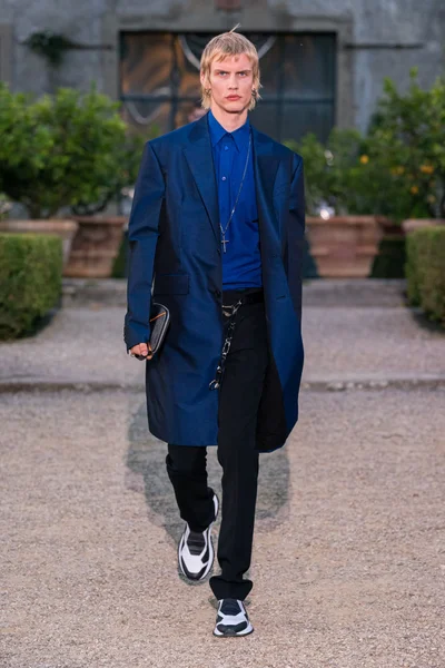 Look 10